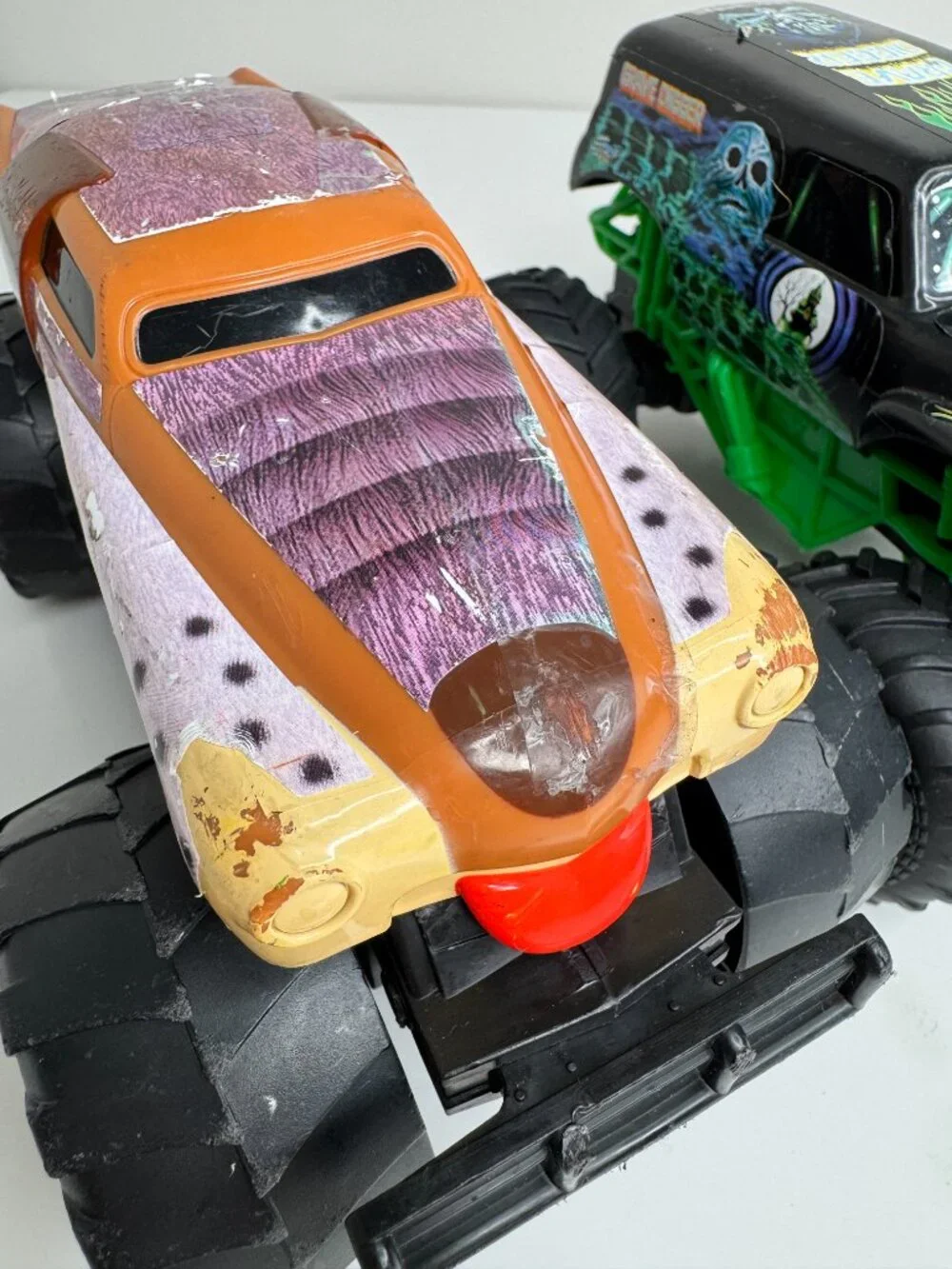 Monster Jam Monster Truck Toys Monster Mutt Grave Digger 1:24 Scale Plastic. The